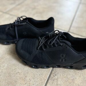 Onclouds size 8.5, barely worn once, looks brand new. No box